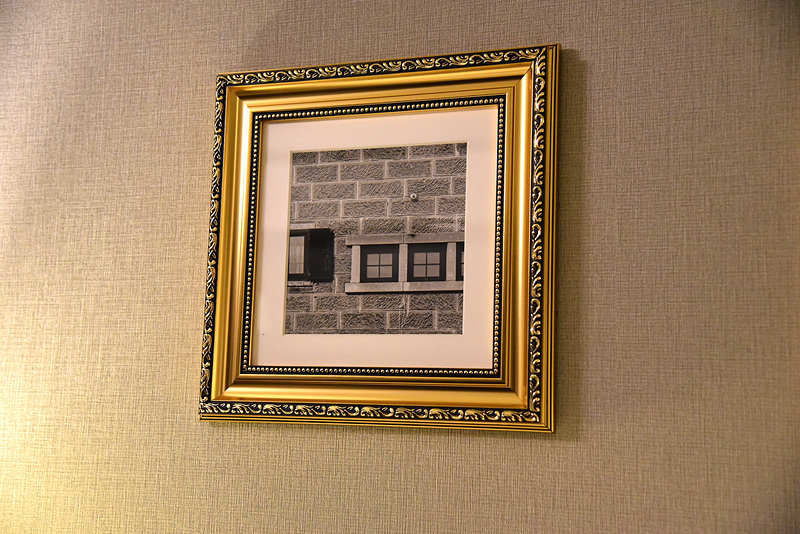 ウォールには小樽市内の写真が飾られている