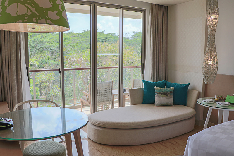 アメニティやパジャマ、スリッパなど完備で、収納スペースも多い。温水洗浄便座があるのは日本人にはうれしい設備だ。枕元には充電用のUSBポートも備えている