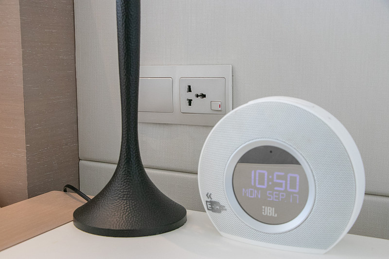 アメニティやパジャマ、スリッパなど完備で、収納スペースも多い。温水洗浄便座があるのは日本人にはうれしい設備だ。枕元には充電用のUSBポートも備えている