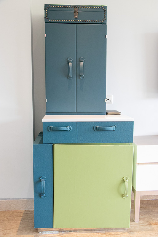 アメニティやパジャマ、スリッパなど完備で、収納スペースも多い。温水洗浄便座があるのは日本人にはうれしい設備だ。枕元には充電用のUSBポートも備えている