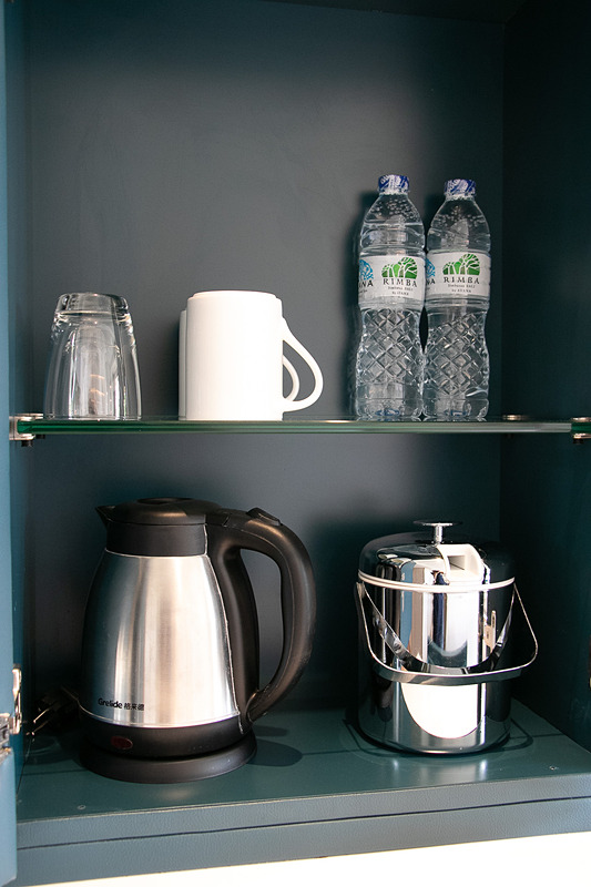 アメニティやパジャマ、スリッパなど完備で、収納スペースも多い。温水洗浄便座があるのは日本人にはうれしい設備だ。枕元には充電用のUSBポートも備えている