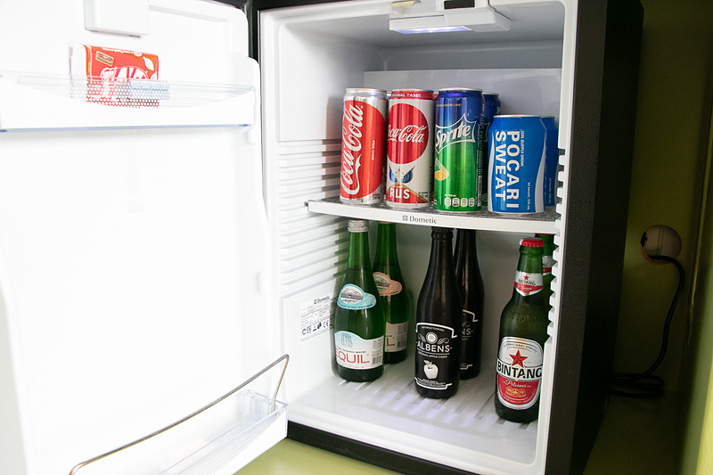 アメニティやパジャマ、スリッパなど完備で、収納スペースも多い。温水洗浄便座があるのは日本人にはうれしい設備だ。枕元には充電用のUSBポートも備えている