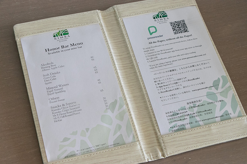 アメニティやパジャマ、スリッパなど完備で、収納スペースも多い。温水洗浄便座があるのは日本人にはうれしい設備だ。枕元には充電用のUSBポートも備えている