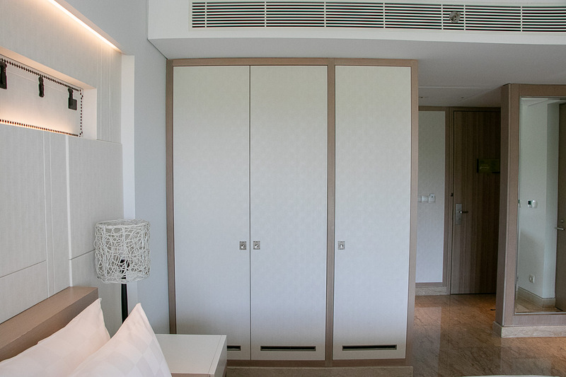 アメニティやパジャマ、スリッパなど完備で、収納スペースも多い。温水洗浄便座があるのは日本人にはうれしい設備だ。枕元には充電用のUSBポートも備えている