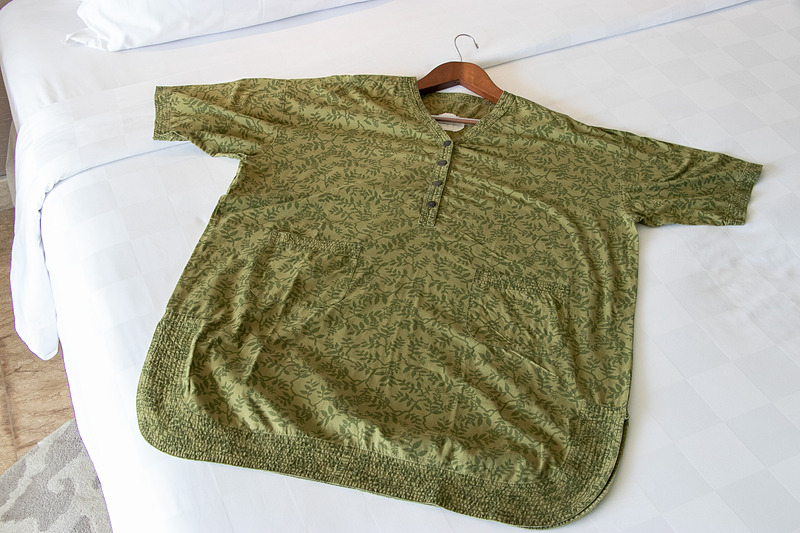 アメニティやパジャマ、スリッパなど完備で、収納スペースも多い。温水洗浄便座があるのは日本人にはうれしい設備だ。枕元には充電用のUSBポートも備えている