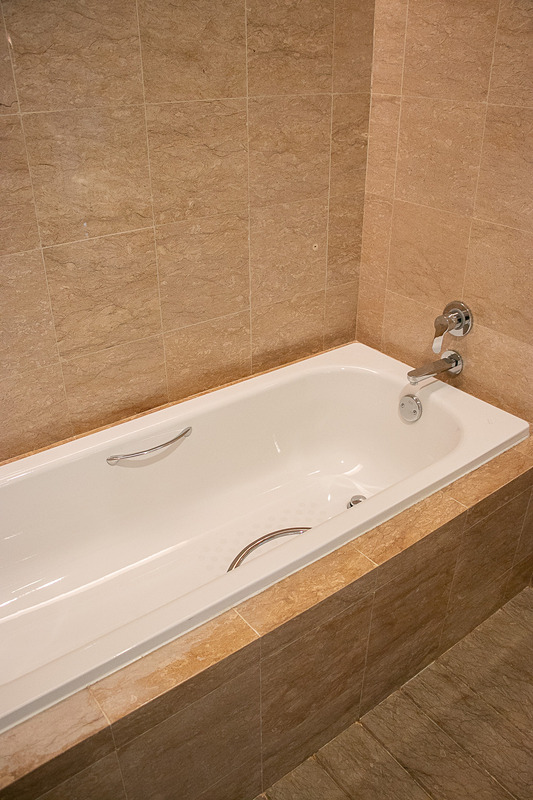 アメニティやパジャマ、スリッパなど完備で、収納スペースも多い。温水洗浄便座があるのは日本人にはうれしい設備だ。枕元には充電用のUSBポートも備えている