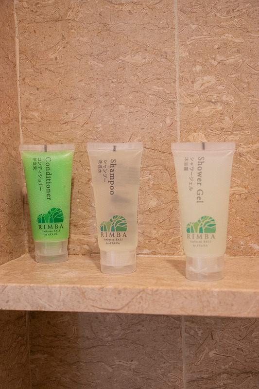 アメニティやパジャマ、スリッパなど完備で、収納スペースも多い。温水洗浄便座があるのは日本人にはうれしい設備だ。枕元には充電用のUSBポートも備えている