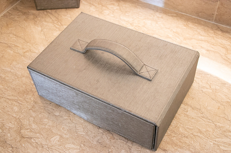 アメニティやパジャマ、スリッパなど完備で、収納スペースも多い。温水洗浄便座があるのは日本人にはうれしい設備だ。枕元には充電用のUSBポートも備えている