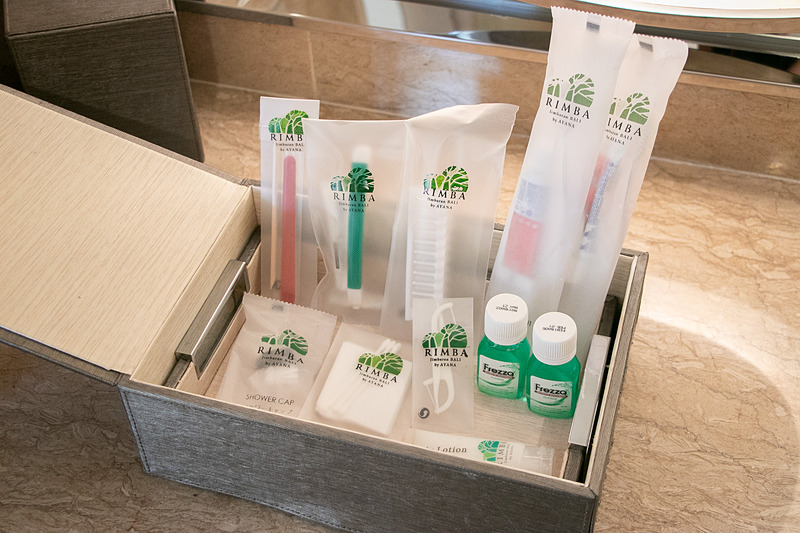 アメニティやパジャマ、スリッパなど完備で、収納スペースも多い。温水洗浄便座があるのは日本人にはうれしい設備だ。枕元には充電用のUSBポートも備えている