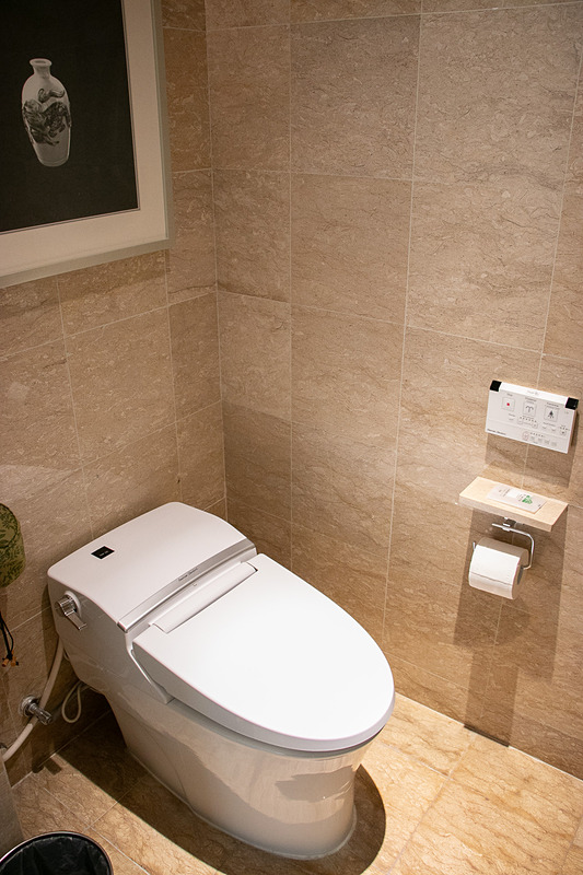 アメニティやパジャマ、スリッパなど完備で、収納スペースも多い。温水洗浄便座があるのは日本人にはうれしい設備だ。枕元には充電用のUSBポートも備えている