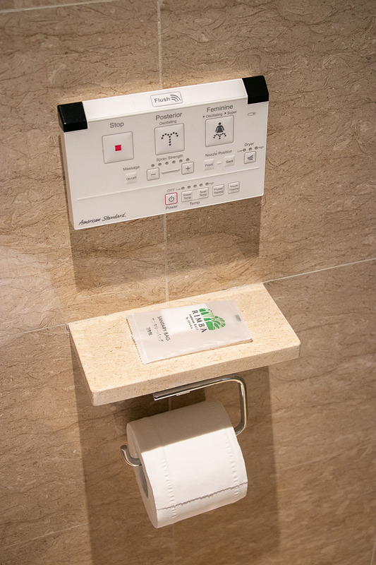 アメニティやパジャマ、スリッパなど完備で、収納スペースも多い。温水洗浄便座があるのは日本人にはうれしい設備だ。枕元には充電用のUSBポートも備えている