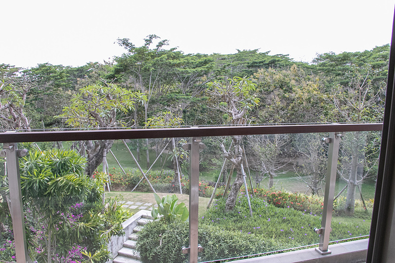 アメニティやパジャマ、スリッパなど完備で、収納スペースも多い。温水洗浄便座があるのは日本人にはうれしい設備だ。枕元には充電用のUSBポートも備えている