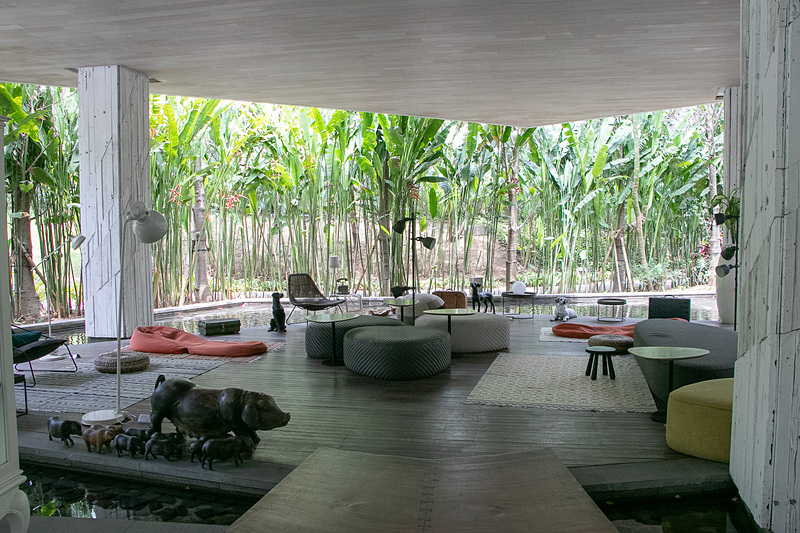 「リンバ ジンバラン バリ by アヤナ」のイーストロビー