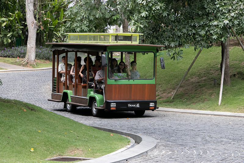シャトルバスが頻繁にエリアの隅々まで巡回している