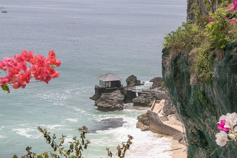 「クブビーチクラブ」に近い「スパ オン ザ ロック」は、海に突き出た岩の上にあるスパで波かぶり方もなかなかダイナミック