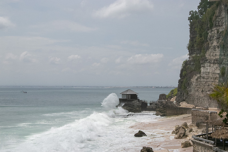 「クブビーチクラブ」に近い「スパ オン ザ ロック」は、海に突き出た岩の上にあるスパで波かぶり方もなかなかダイナミック