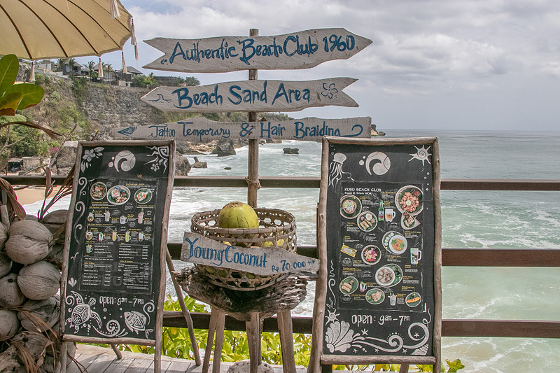 崖の下にあるレストラン＆バー「クブビーチクラブ」