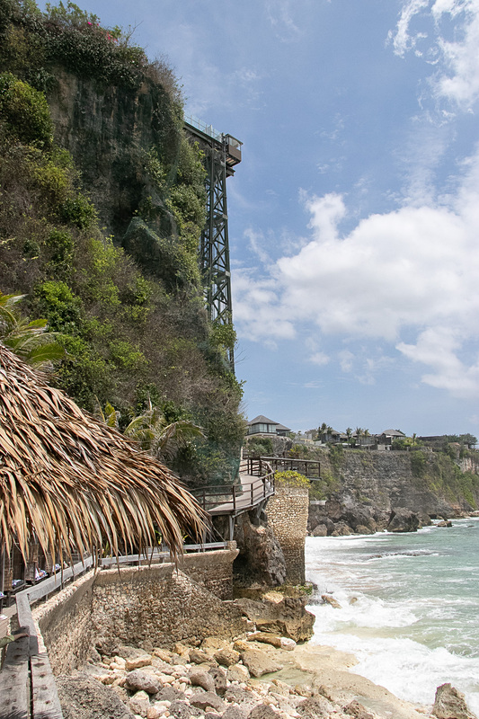 「クブビーチクラブ」へはロックバーと同じくインクリネーター（ゴンドラ）で下りる
