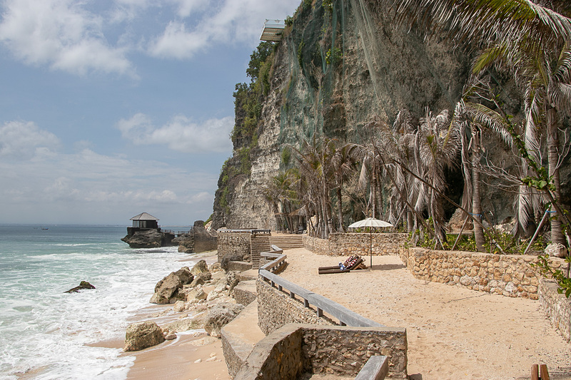 「クブビーチクラブ」に近い「スパ オン ザ ロック」は、海に突き出た岩の上にあるスパで波かぶり方もなかなかダイナミック