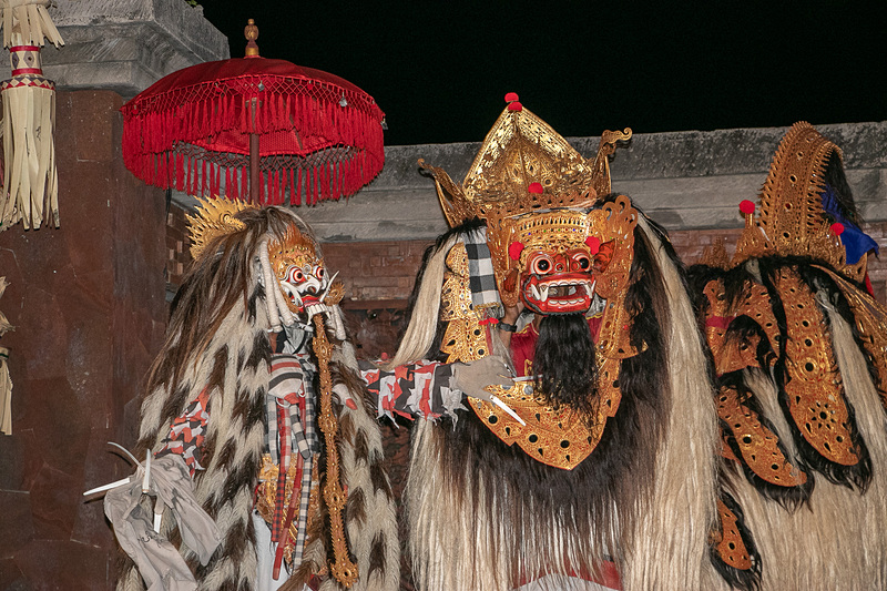 「カンポン バリ」では週3回、バリダンスのディナーショーを楽しめる