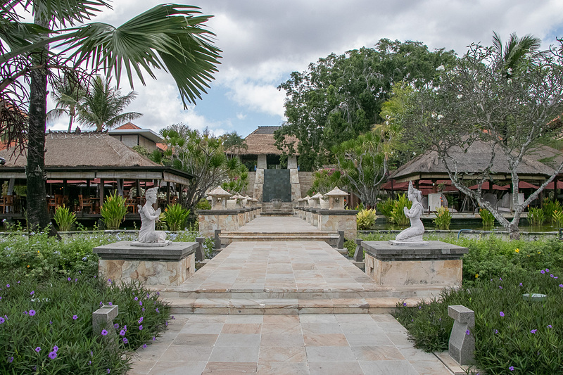 海へ向かう階段を下りてきたところ