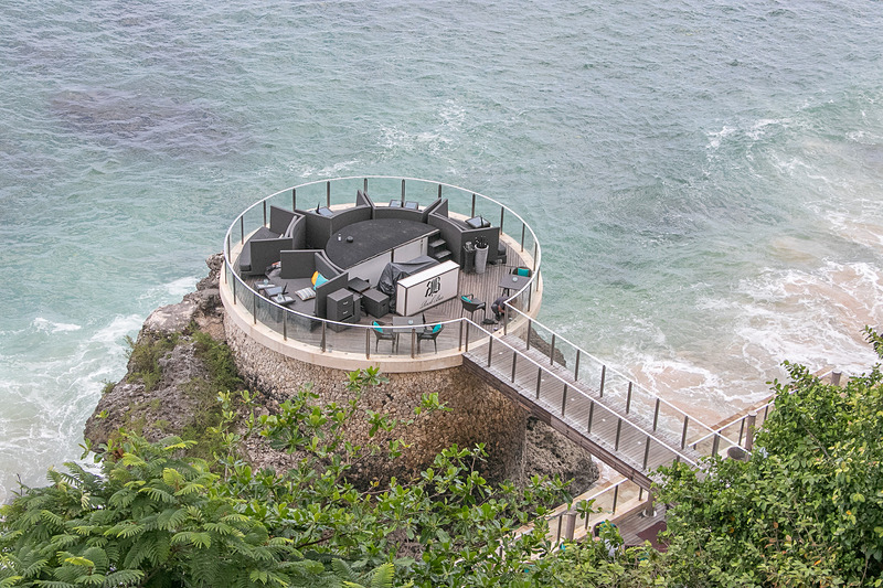 崖の下にある「ロックバー バリ」にはエレベータで下りていく