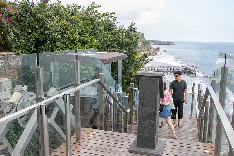 崖の下にある「ロックバー バリ」にはエレベータで下りていく