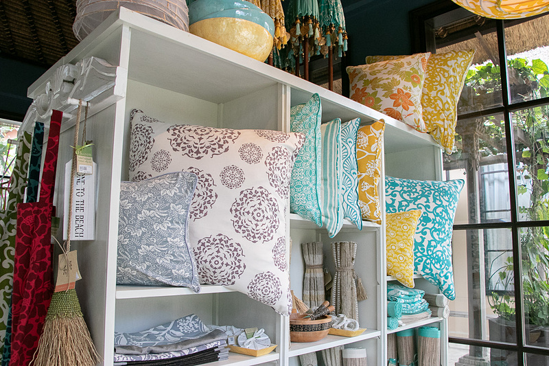 さまざまなショップがあり、お土産バリエーションも豊富だ