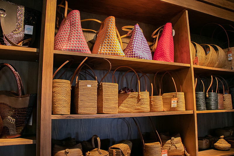 さまざまなショップがあり、お土産バリエーションも豊富だ