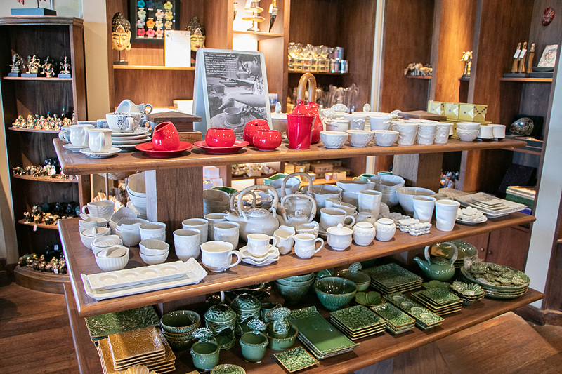 さまざまなショップがあり、お土産バリエーションも豊富だ