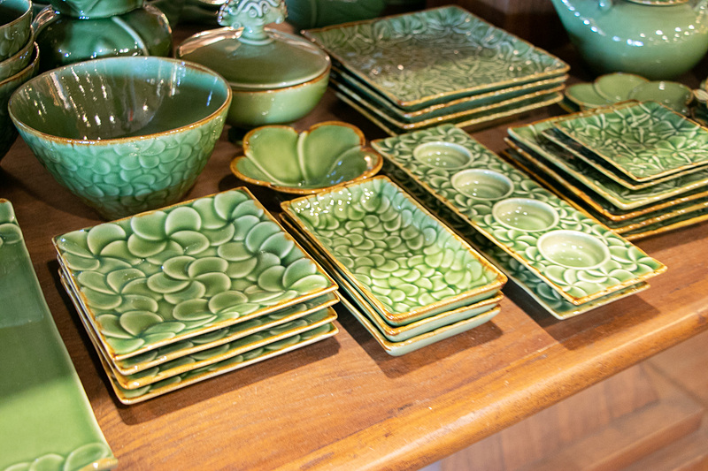 さまざまなショップがあり、お土産バリエーションも豊富だ