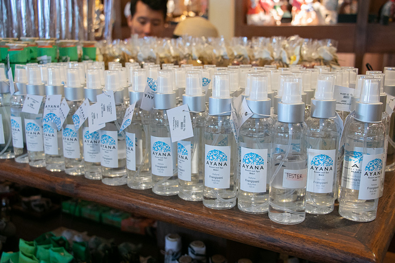 さまざまなショップがあり、お土産バリエーションも豊富だ