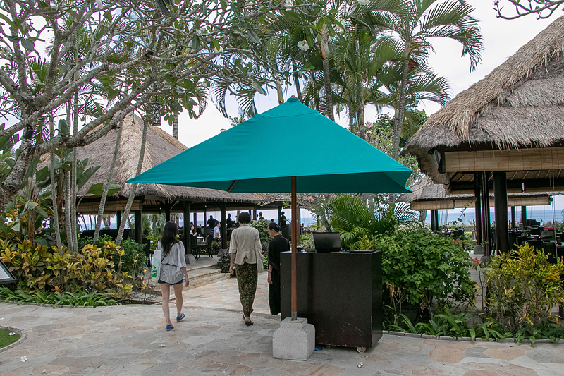 昼食で立ち寄った「サミサミ」では、海の風を感じられる開放的な店内で本格的なイタリアンをいただいた