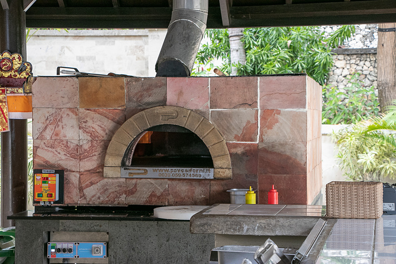 フォカッチャやピザなどはお店にある石窯で焼いて提供している