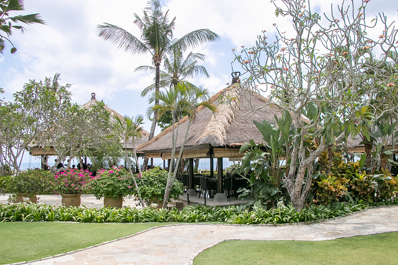 昼食で立ち寄った「サミサミ」では、海の風を感じられる開放的な店内で本格的なイタリアンをいただいた