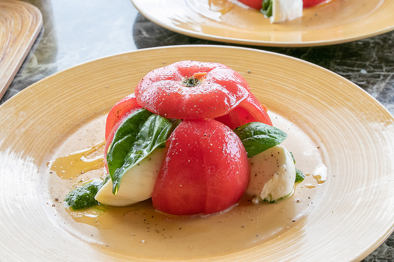 「カプレーゼ」「タリオリーニ アル アラゴスタ（ロブスター入りのタリオリーニ）」などをいただいた