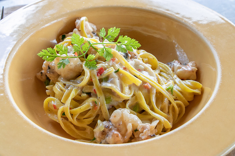 「カプレーゼ」「タリオリーニ アル アラゴスタ（ロブスター入りのタリオリーニ）」などをいただいた