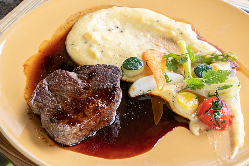 「カプレーゼ」「タリオリーニ アル アラゴスタ（ロブスター入りのタリオリーニ）」などをいただいた