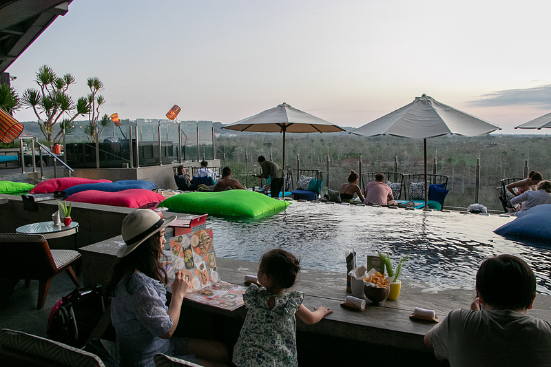 プールが併設された面白いつくりのレストラン＆バー「ユニーク ルーフトップバー＆レストラン」