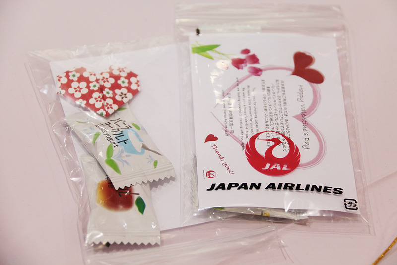 配布されたメッセージ付きキャンディ、当日限定のサプライズ手荷物タグ。ハート折り紙首飾りは、男の子にはブルー、女の子にはピンクがプレゼントされた