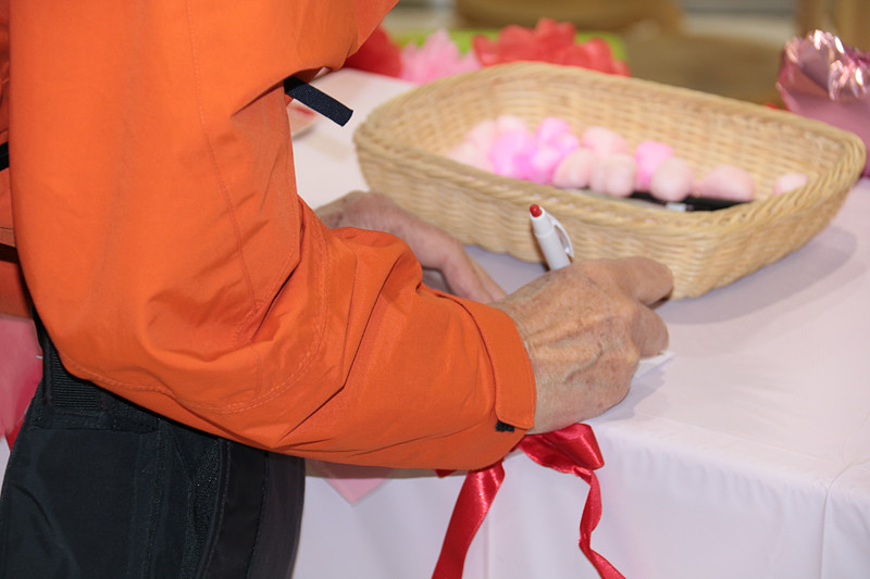 「恋のお願い事」をカードに記入してボックスに入れれば、「愛染明王」の宝前に奉納し恋の成就を祈願してもらえる「成田で縁結び」