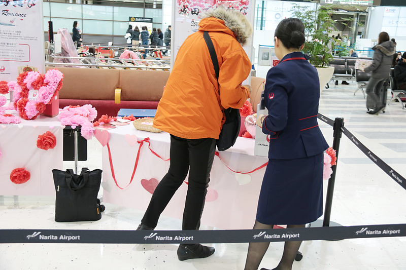 「恋のお願い事」をカードに記入してボックスに入れれば、「愛染明王」の宝前に奉納し恋の成就を祈願してもらえる「成田で縁結び」