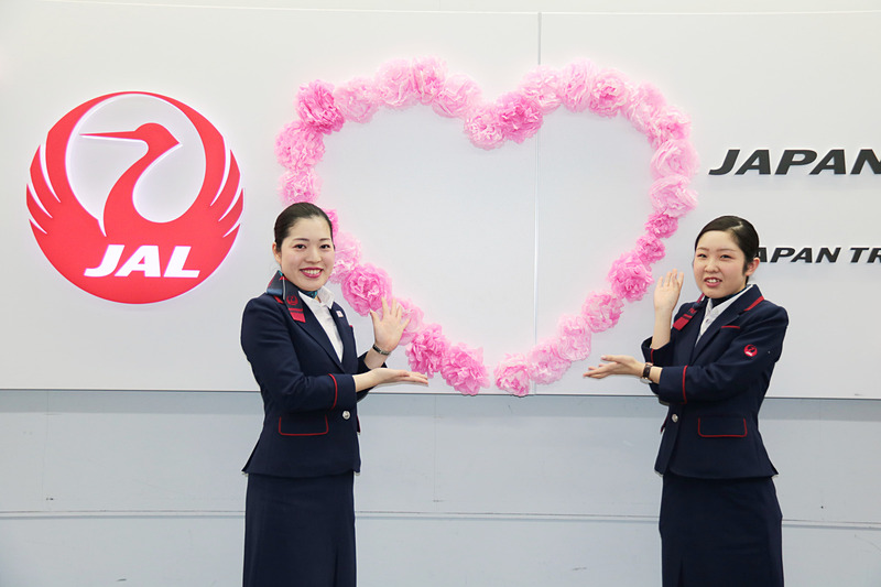 こちらは第2旅客ターミナル1階 JAL国内線チェックインカウンター前。こちらでもカウンター内を装飾して「成田で縁結び」を実施