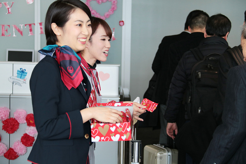 チョコレートを配布するJALグループのスタッフたち。R搭乗ゲートでのイベントでは男女10人のスタッフが参加していた