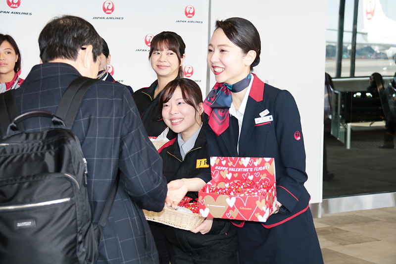 チョコレートを配布するJALグループのスタッフたち。R搭乗ゲートでのイベントでは男女10人のスタッフが参加していた