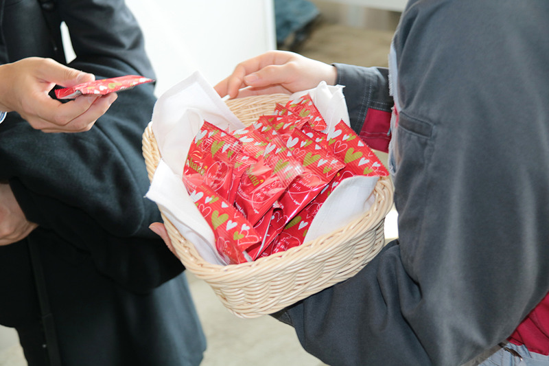 チョコレートを配布するJALグループのスタッフたち。R搭乗ゲートでのイベントでは男女10人のスタッフが参加していた