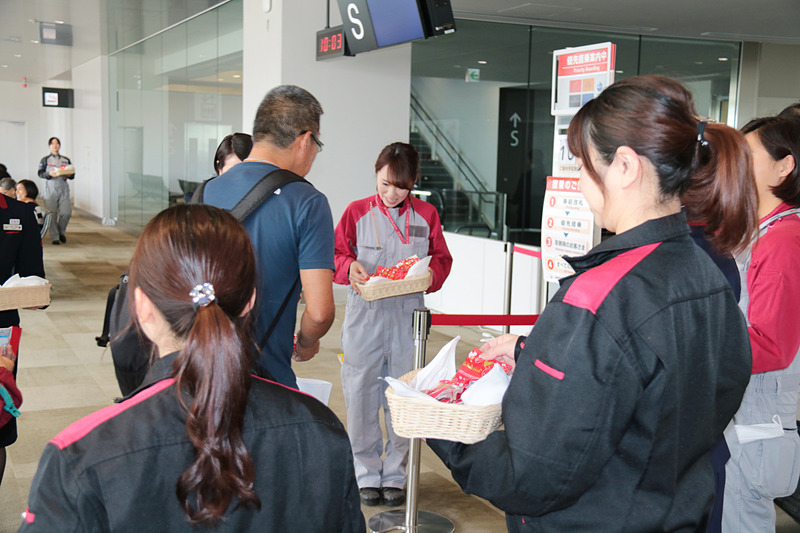 チョコレートを配布するJALグループのスタッフたち。R搭乗ゲートでのイベントでは男女10人のスタッフが参加していた