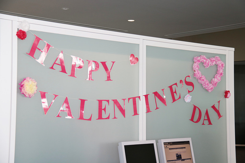 R搭乗ゲートのカウンターもバレンタイン気分を盛り上げる装飾。背面のパーテーションには「HAPPY VALENTINE'S DAY」の文字が貼り付けられていた