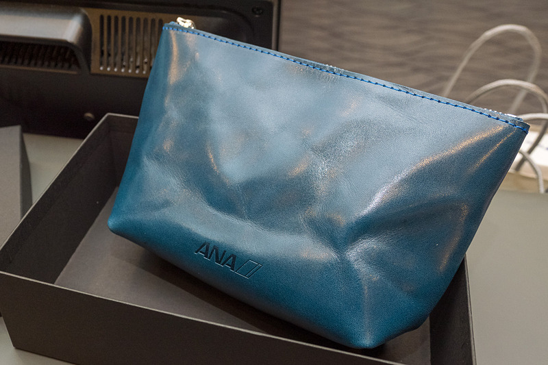 初便搭乗者に贈られた記念品は搭乗証明書とANAロゴ入りのレザーポーチ