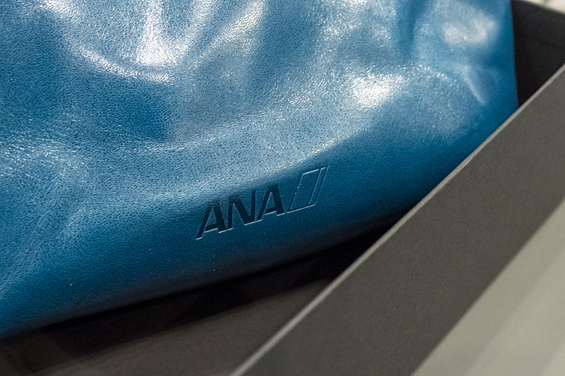 初便搭乗者に贈られた記念品は搭乗証明書とANAロゴ入りのレザーポーチ